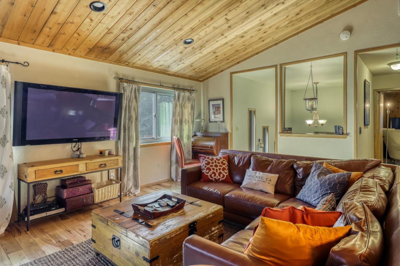 Tastefully-updated, Classic Tahoe Family Hébergement de vacances *