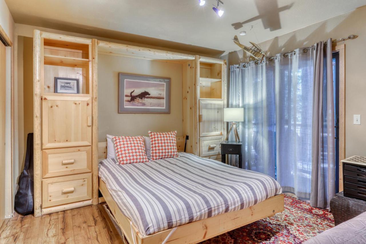 Tastefully-updated, Classic Tahoe Family Hébergement de vacances Truckee
